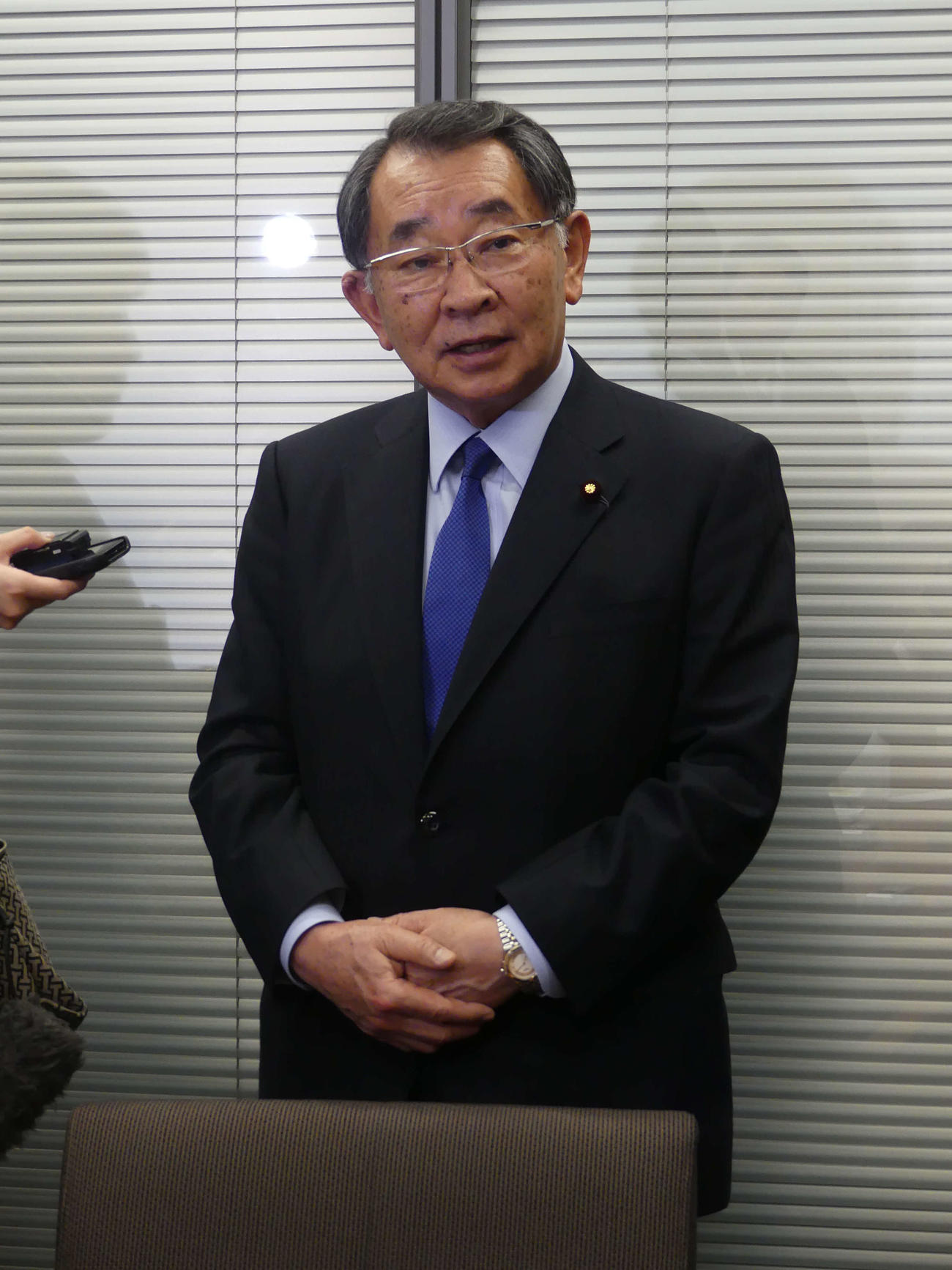 離党勧告処分を受け、報道陣の取材に応じる自民党の塩谷立元文科相（2024年4月4日撮影）
