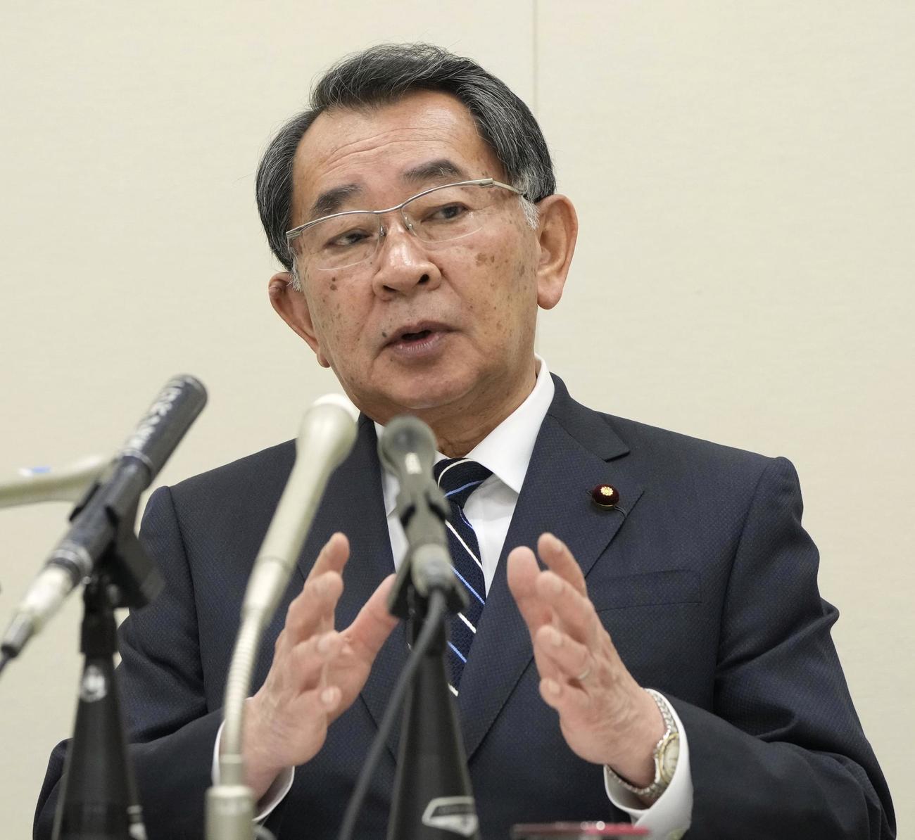国会内で記者会見する、自民党から離党勧告処分を受けた塩谷立氏（共同）
