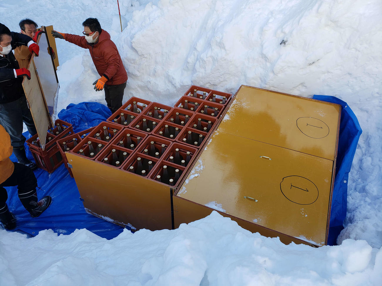 雪の中に日本酒を埋蔵する様子（同社提供）