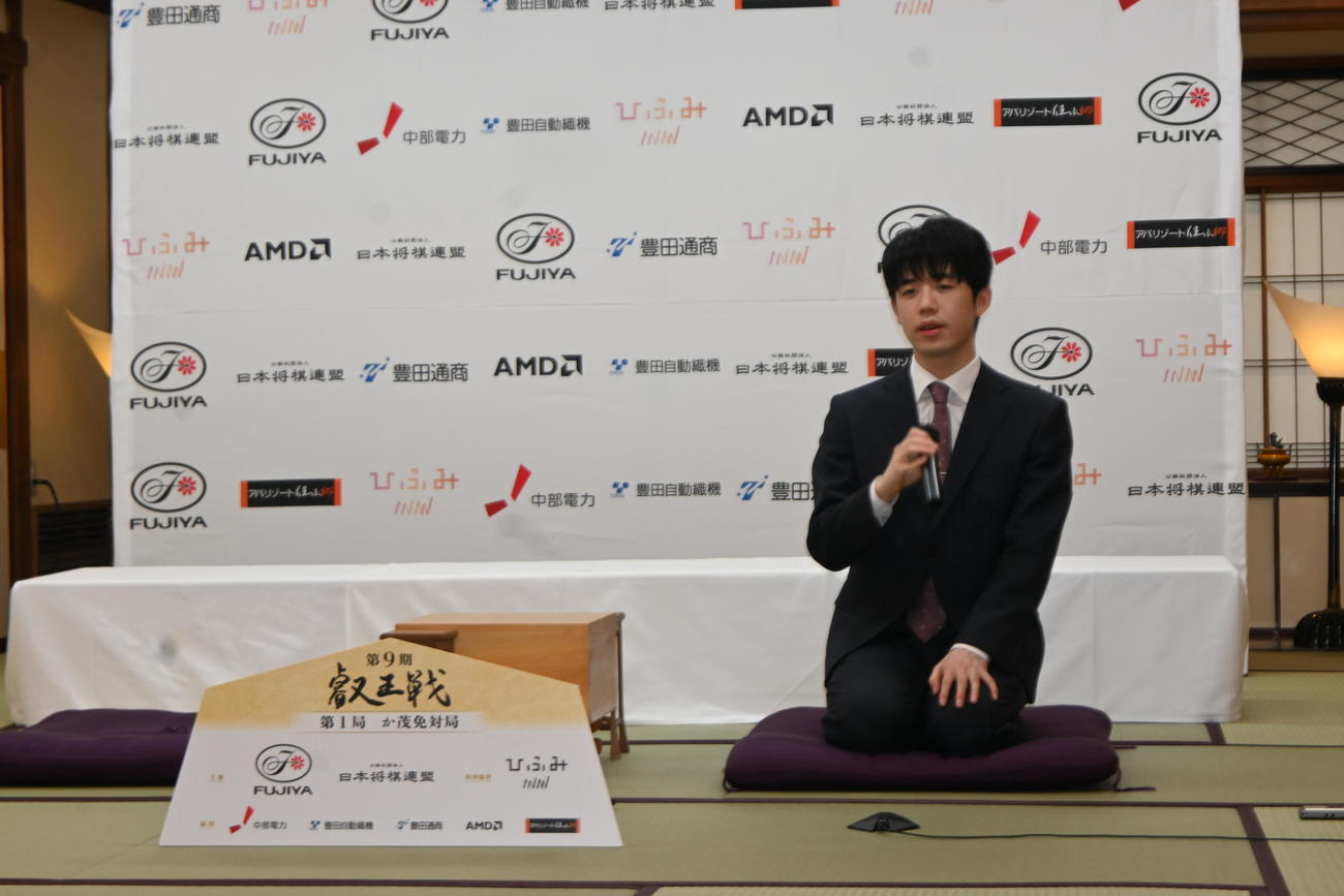 第9期叡王戦5番勝負第1局の前日会見に臨んだ藤井聡太叡王（撮影・松浦隆司）