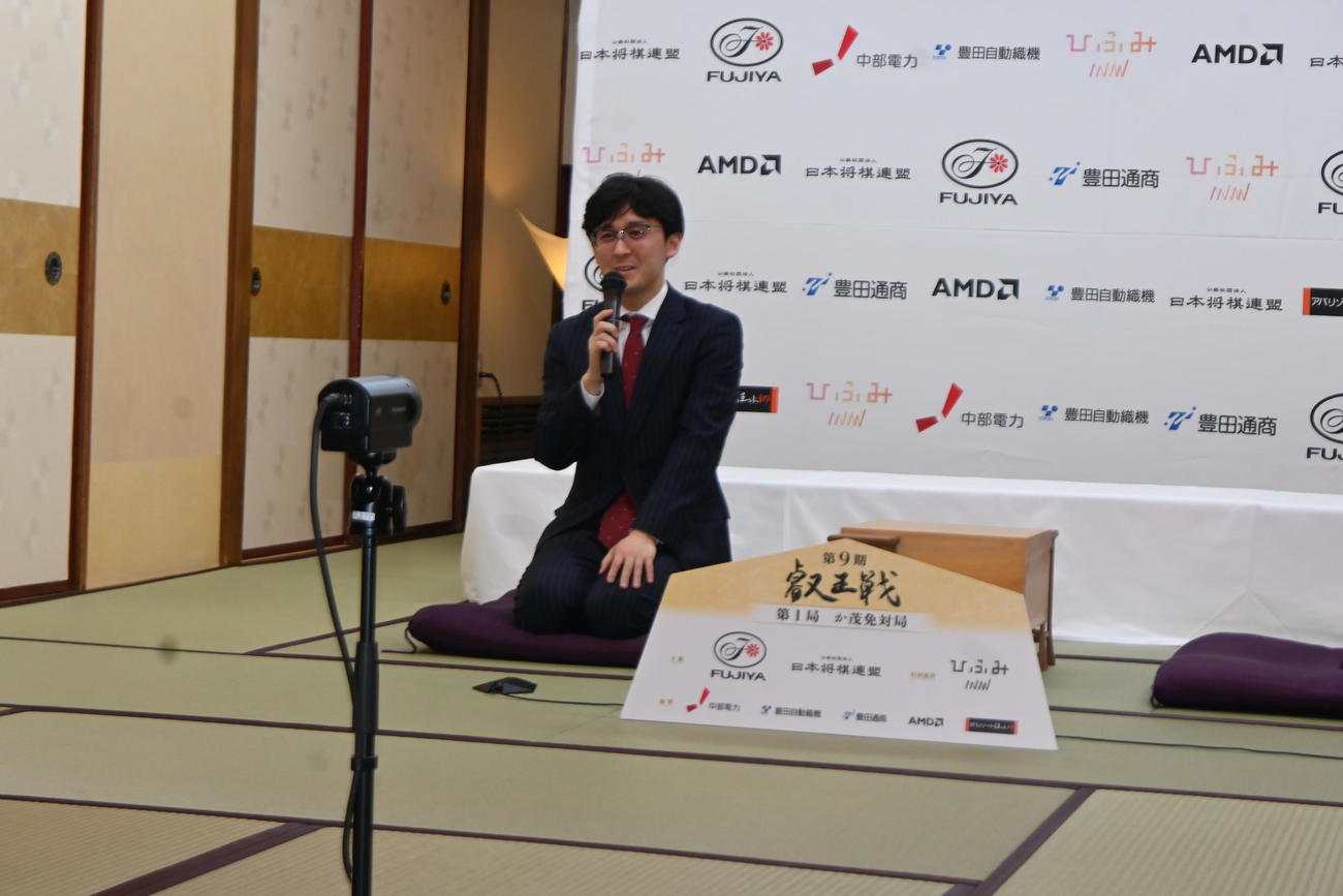 第9期叡王戦5番勝負第1局の前日会見に臨んだ伊藤匠七段（撮影・松浦隆司）