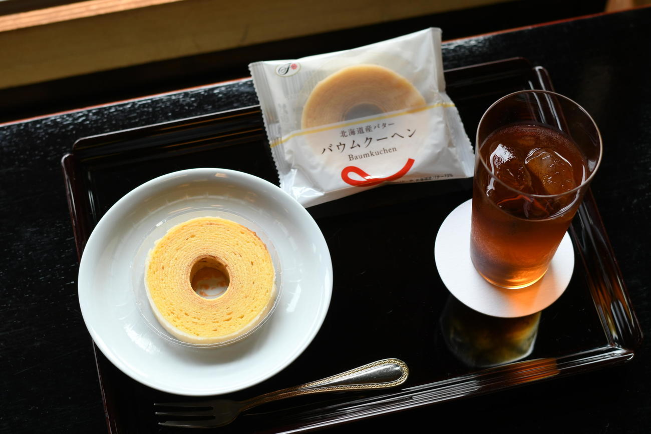 伊藤匠七段が午前のおやつに注文した「バウムクーヘン」（日本将棋連盟提供）