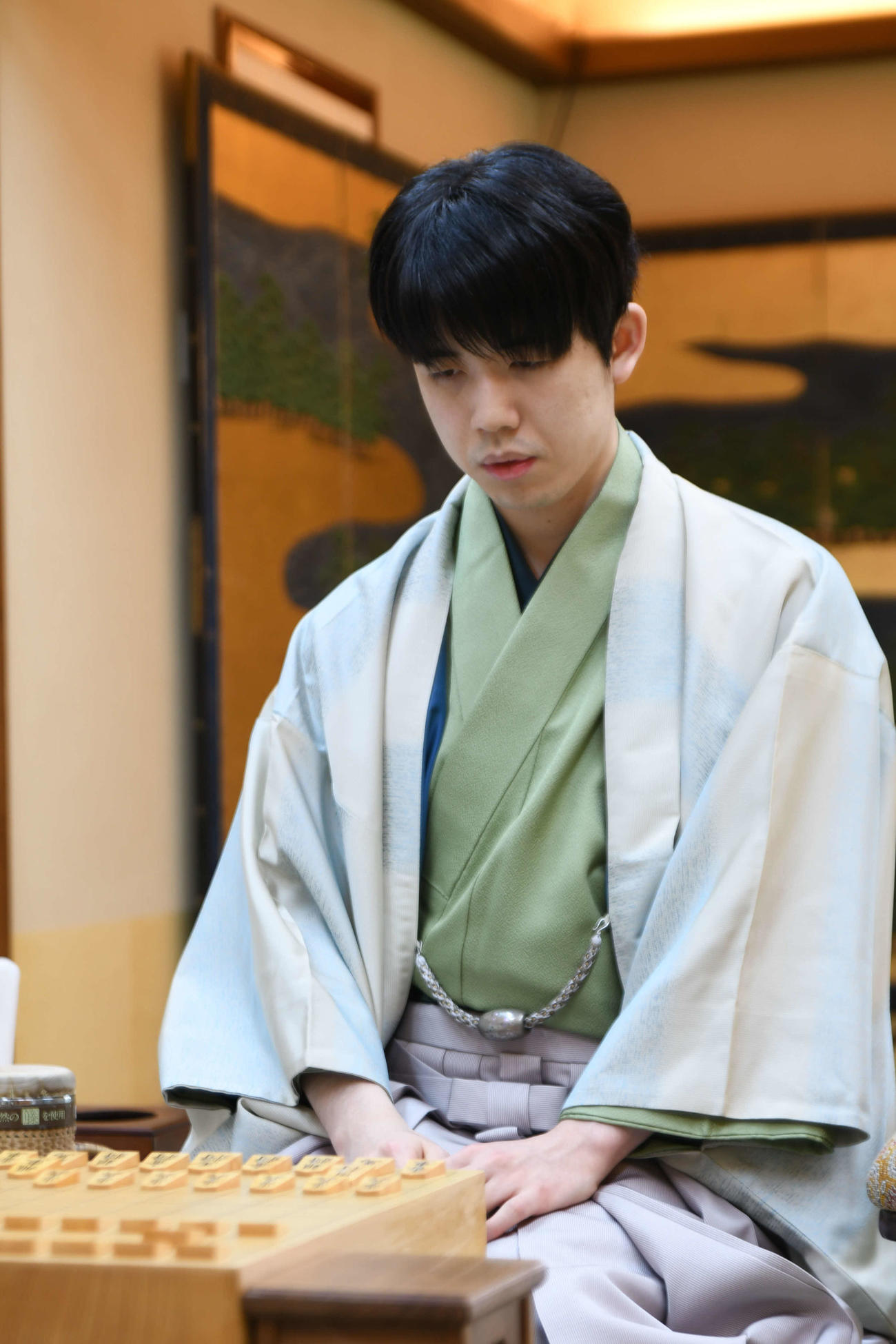 第9期叡王戦5番勝負第1局に臨んだ藤井聡太叡王（日本将棋連盟提供）