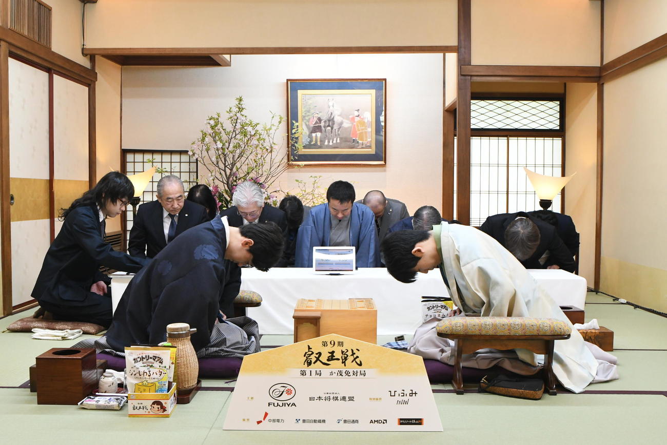 第9期叡王戦5番勝負第1局に臨んだ藤井聡太叡王（右）と伊藤匠七段（日本将棋連盟提供）