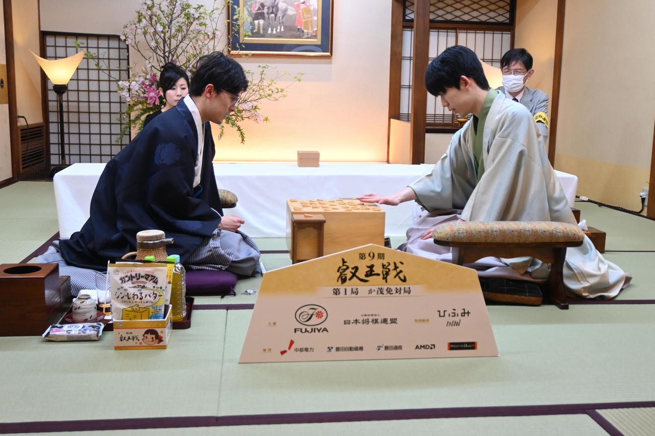 対局後、感想戦を行う藤井聡太叡王（右）と伊藤匠七段（日本将棋連盟提供）