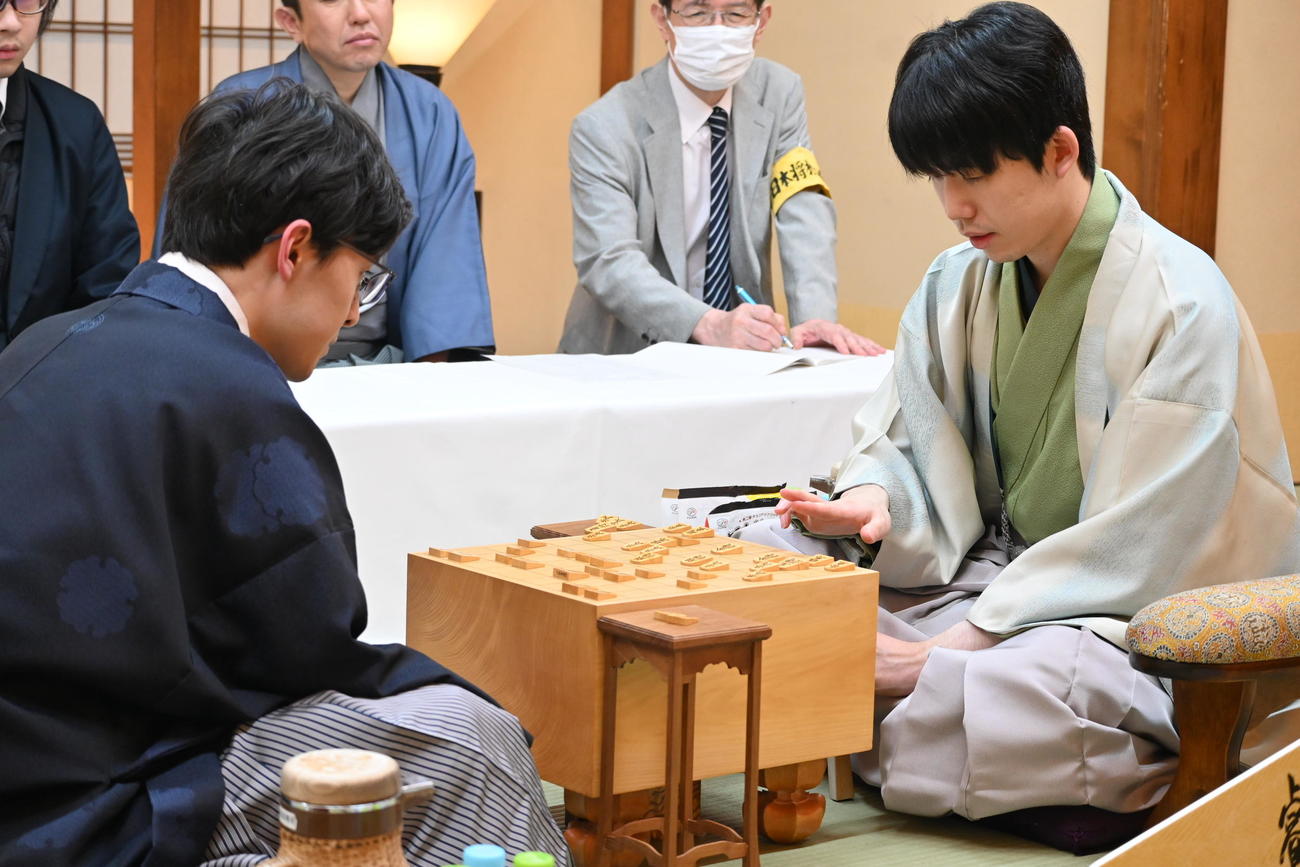 対局後、感想戦を行う藤井聡太叡王（右）と伊藤匠七段（撮影・松浦隆司）