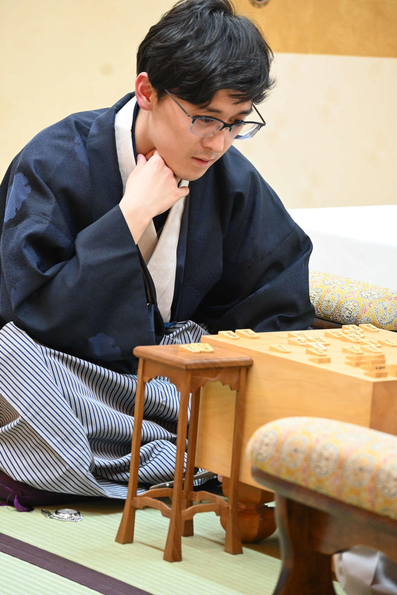 感想戦で盤上を見つめる伊藤匠七段（撮影・松浦隆司）