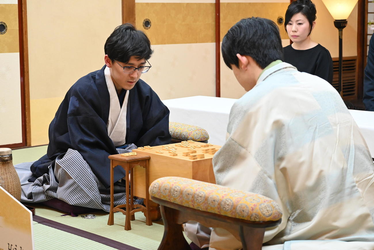 対局後、感想戦を行う伊藤匠七段（撮影・松浦隆司）