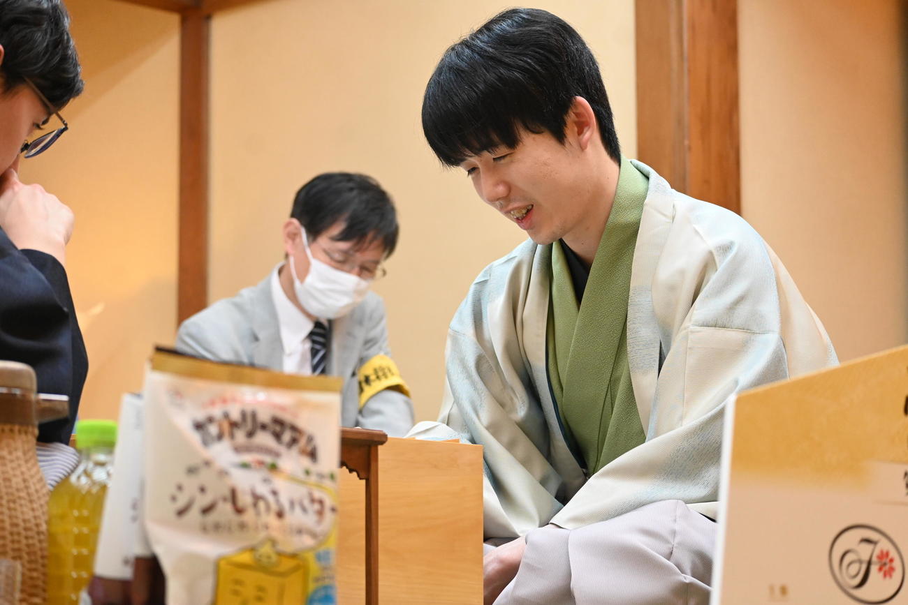 対局後の感想戦で表情を緩める藤井聡太叡王（撮影・松浦隆司）