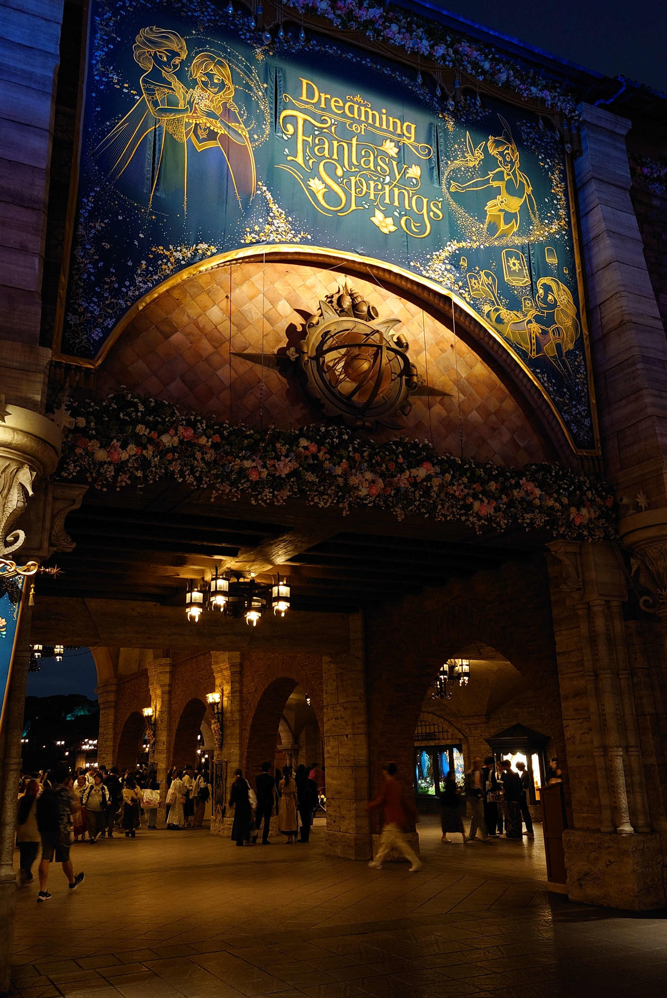東京ディズニーシー正面の壁面に掲げられたファンタジースプリングスの幕（撮影・寺沢卓）