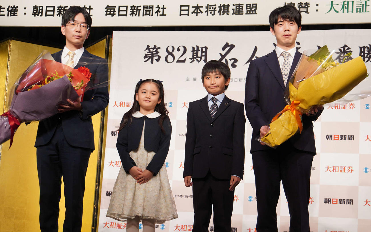 第82期名人戦の前夜祭に出席した豊島将之九段（左）と藤井聡太名人（右）（撮影・沢田直人）