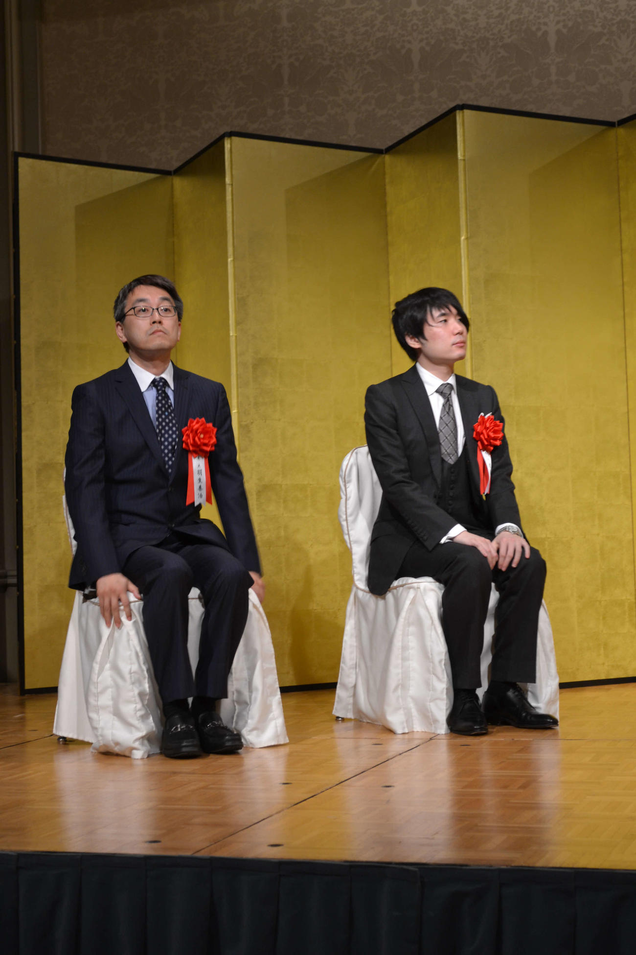将棋の第76期名人戦7番勝負第1局の前夜祭に参加した佐藤天彦名人（右）と挑戦者の羽生善治竜王（2018年4月撮影）