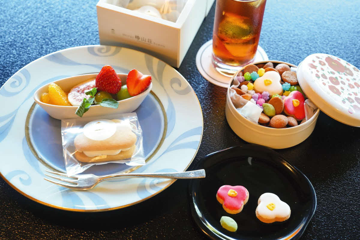 藤井聡太名人の初日午前のおやつ「東京雲海クッキーサンド（バター＆レーズン　フルーツ添え）」とアイスティー（日本将棋連盟提供）