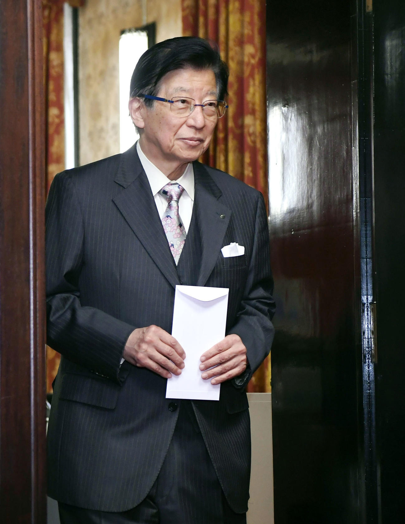 辞職願を手に、静岡県議会の議長室に入る川勝平太知事（共同）