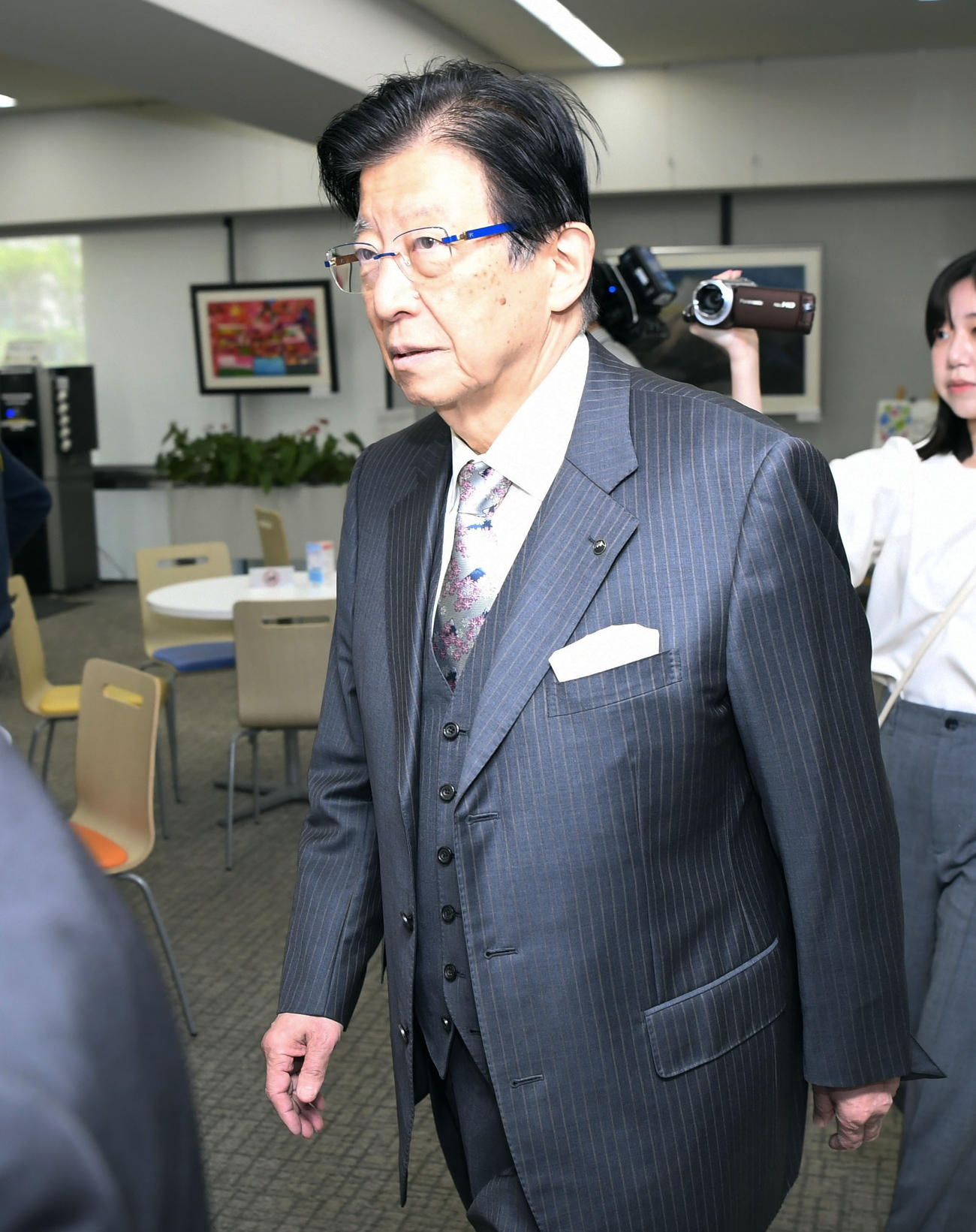 静岡県議会議長に辞職願を提出し、引き揚げる川勝平太知事（共同）