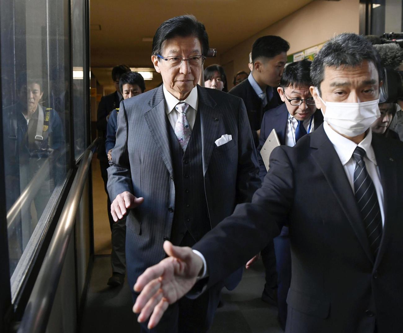 静岡県議会議長に辞職願を提出し、引き揚げる川勝平太知事（左、共同）