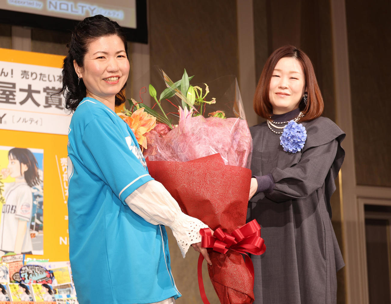 2024年本屋大賞を受賞した「成瀬は天下を取りにいく」の著者宮島未奈氏。右は作家の凪良ゆう氏（撮影・中島郁夫）