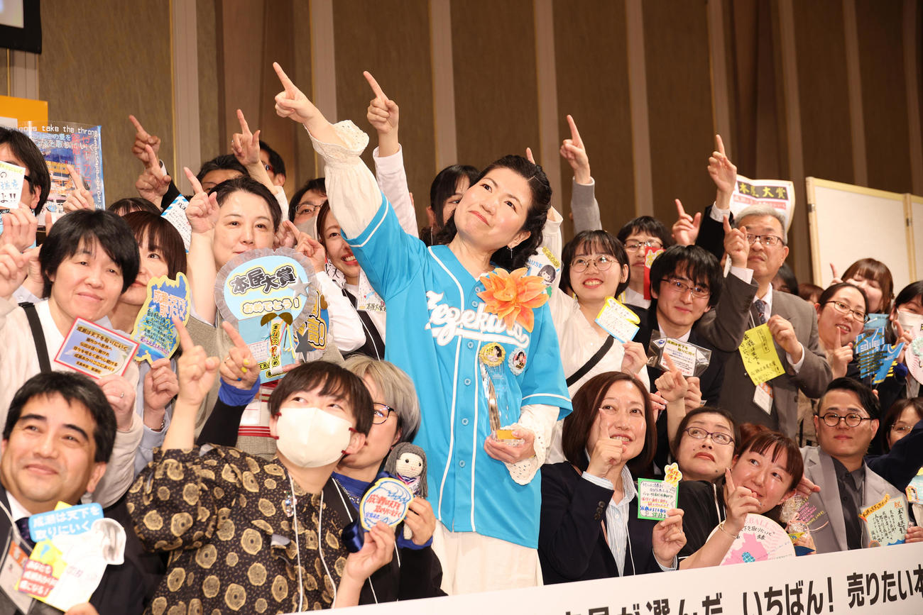 2024年本屋大賞を受賞した「成瀬は天下を取りにいく」の著者宮島未奈氏は、ステージで全国の書店員に囲まれポーズを決めた（撮影・中島郁夫）