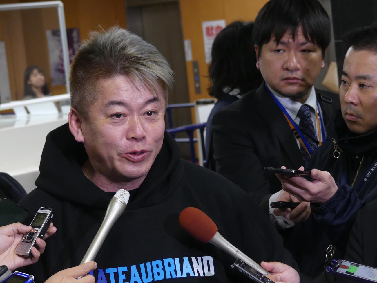 自民党の会合に出席後、報道陣の取材に応じる堀江貴文氏（撮影・中山知子）