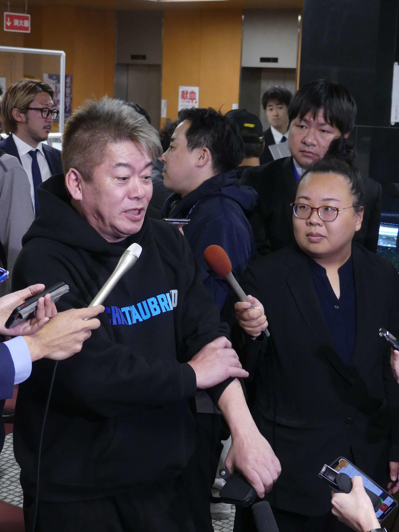 自民党の会合に出席後、報道陣の取材に応じる堀江貴文氏（撮影・中山知子）