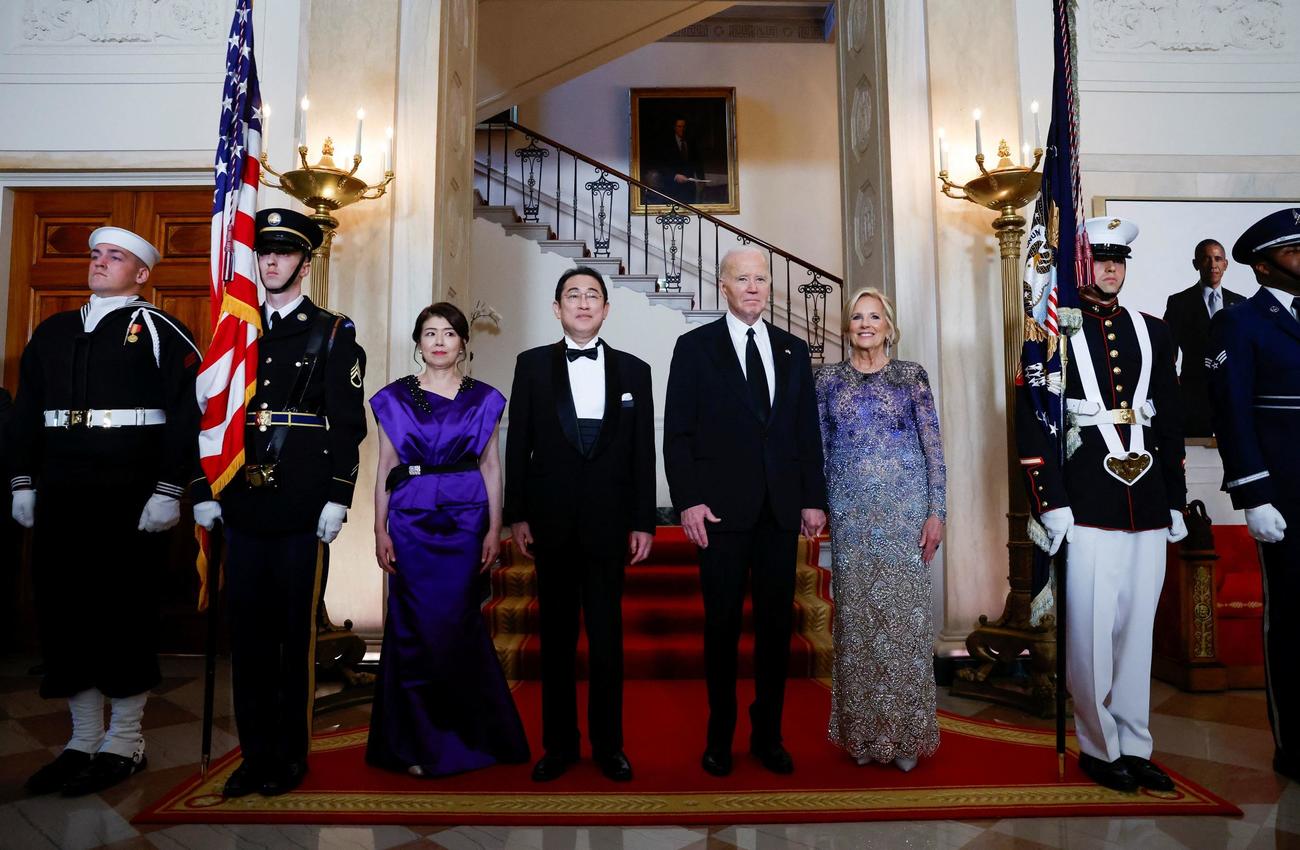 岸田文雄首相と岸田裕子夫人とポーズをとるジョー・バイデン大統領とジル・バイデン大統領夫人（ロイター）