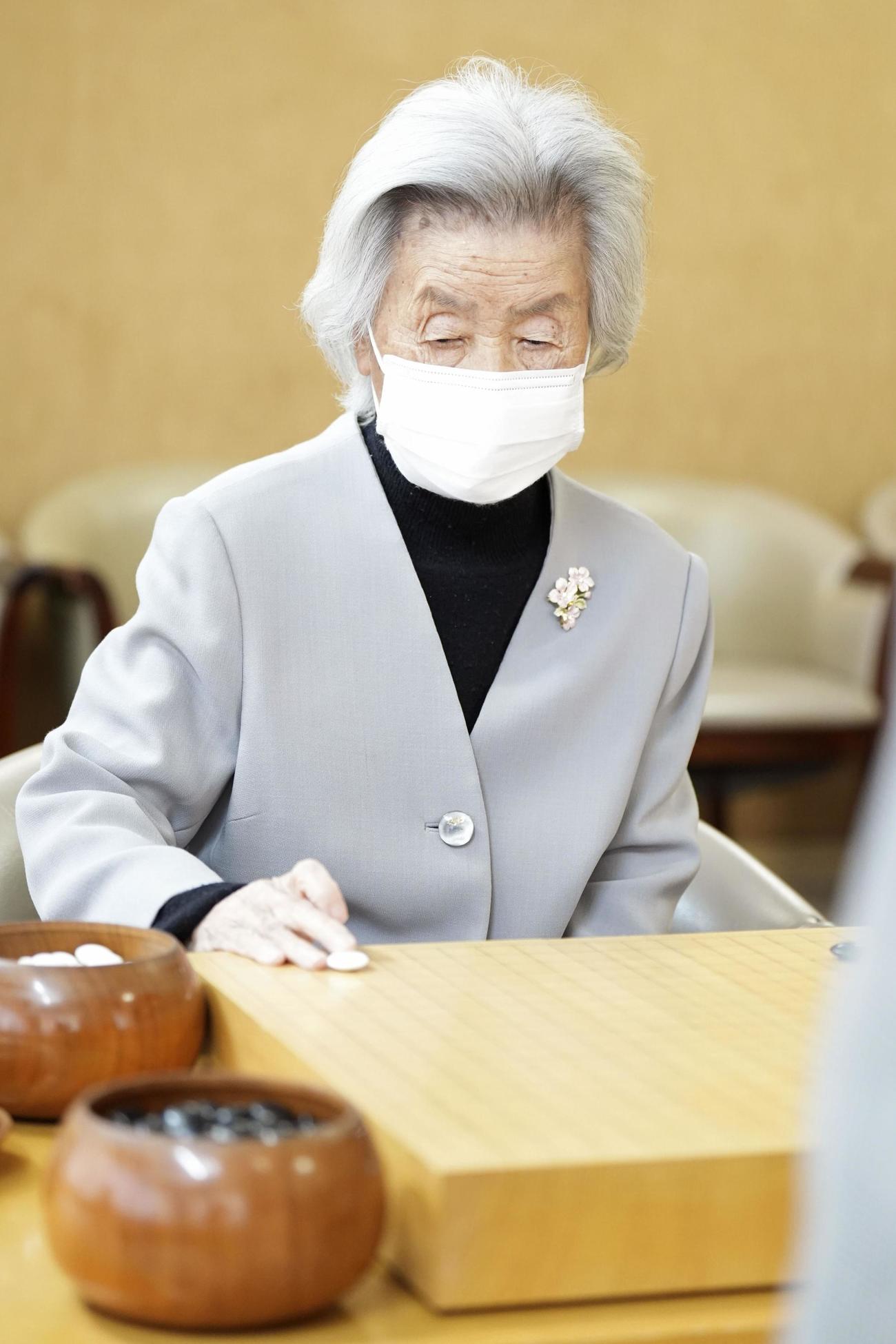 囲碁の第51期天元戦予選で対局する杉内寿子八段（共同）