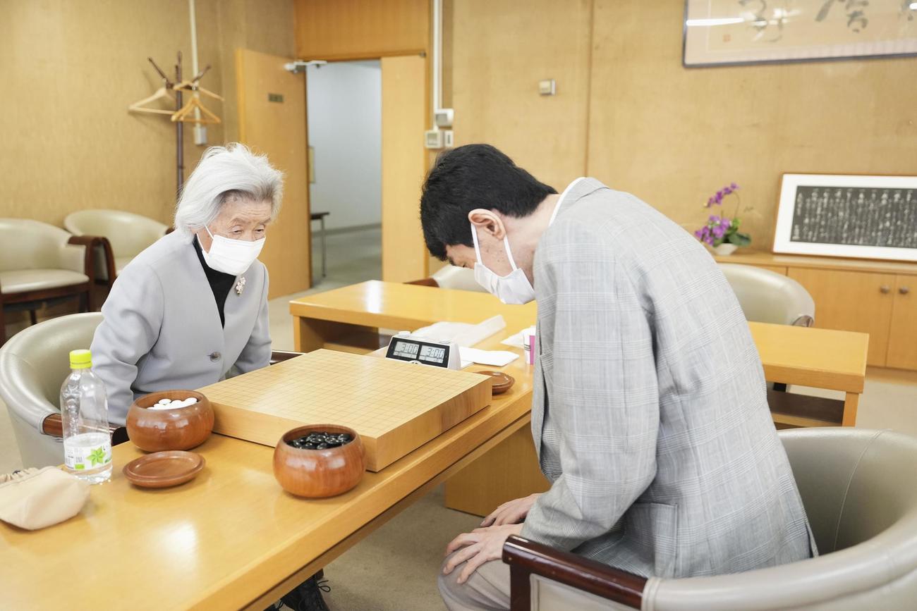 囲碁の第51期天元戦予選で森田道博九段（右）と対局する杉内寿子八段（共同）
