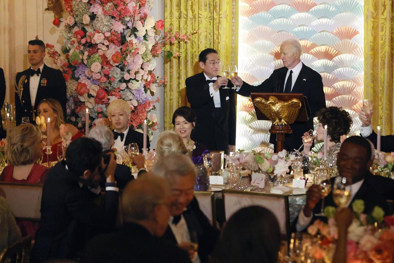 米ホワイトハウスで開かれた公式夕食会で、乾杯する岸田首相とバイデン大統領（奥右）＝10日、ワシントン（共同）