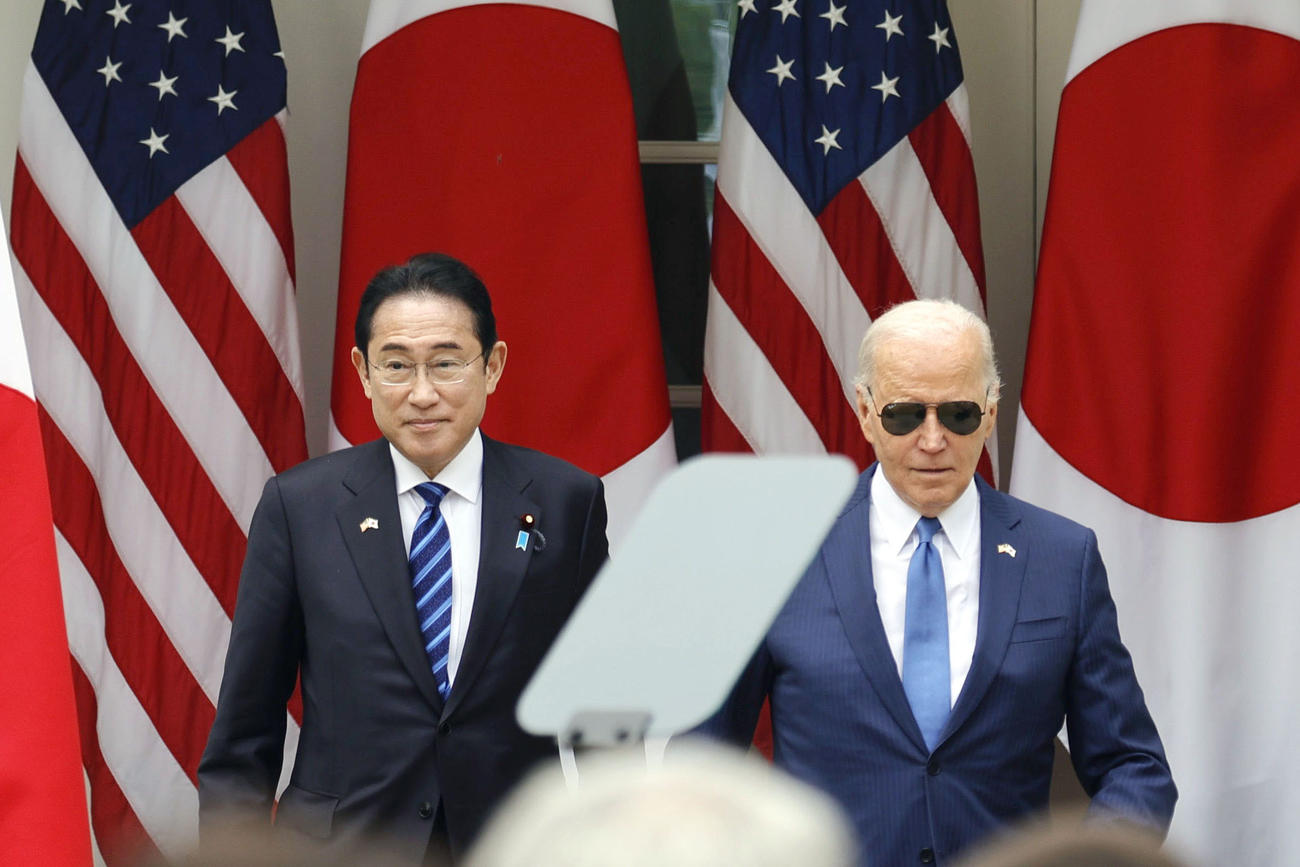 会談後、共同記者会見に臨む岸田首相（左）とバイデン大統領（共同）
