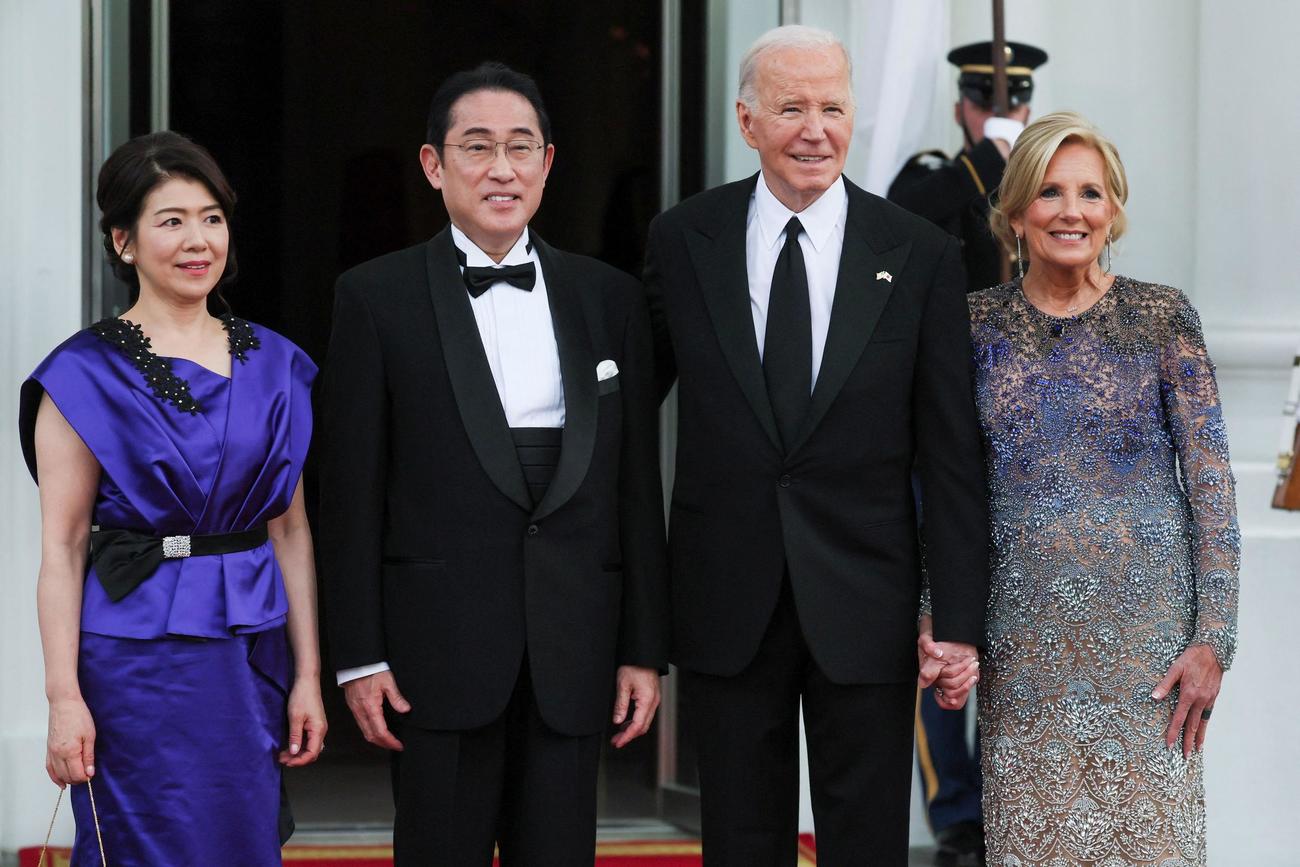 岸田文雄首相と岸田裕子夫人とポーズをとるジョー・バイデン大統領とジル・バイデン大統領夫人（ロイター）