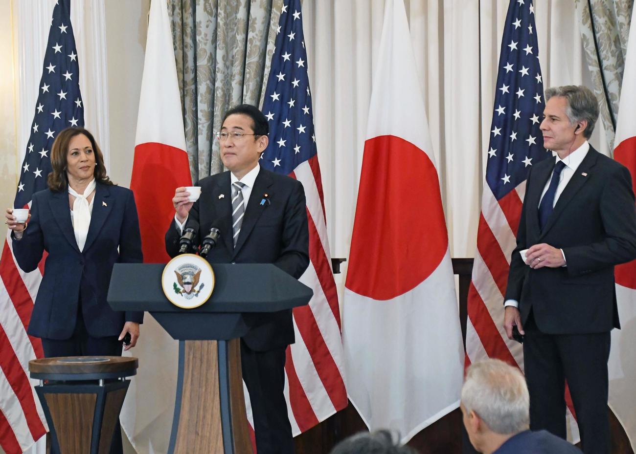 米国務省で開かれた昼食会であいさつする岸田首相（中央）とハリス米副大統領（左）、ブリンケン国務長官（共同）