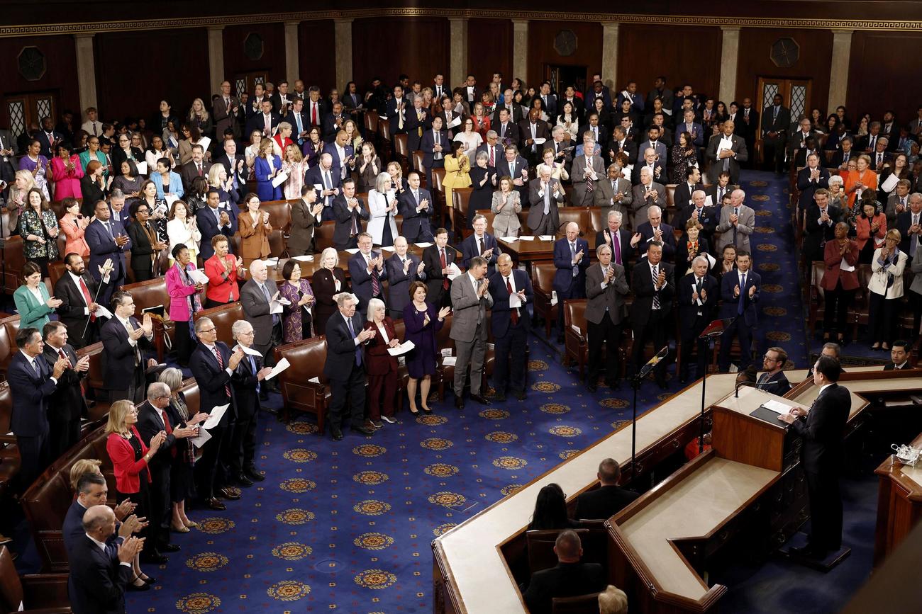 米連邦議会で演説する岸田首相（右手前）（ゲッティ＝共同）