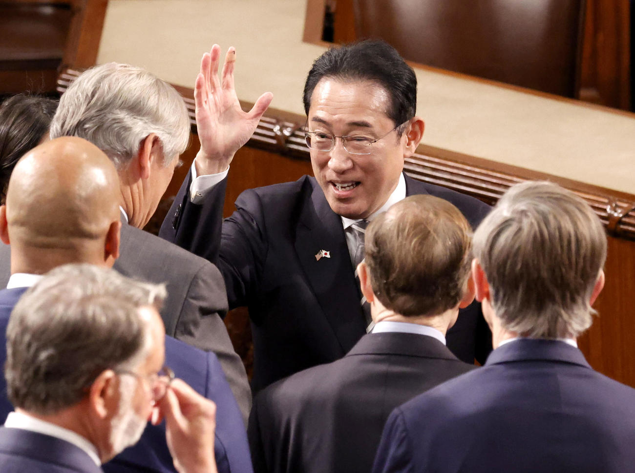 米連邦議会で演説を終え、手を挙げて拍手に応える岸田首相（共同）