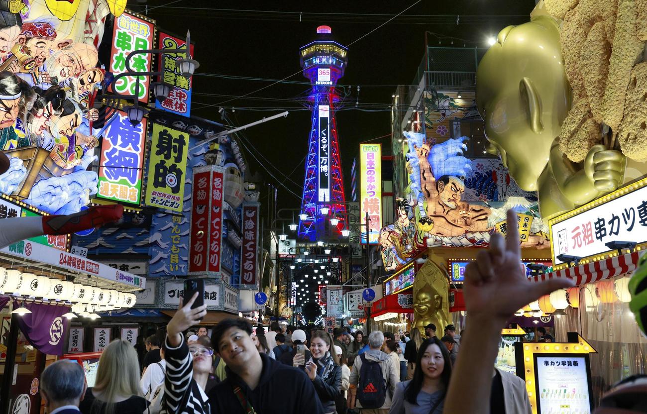 大阪・関西万博まで1年となり、ライトアップされた通天閣（共同）