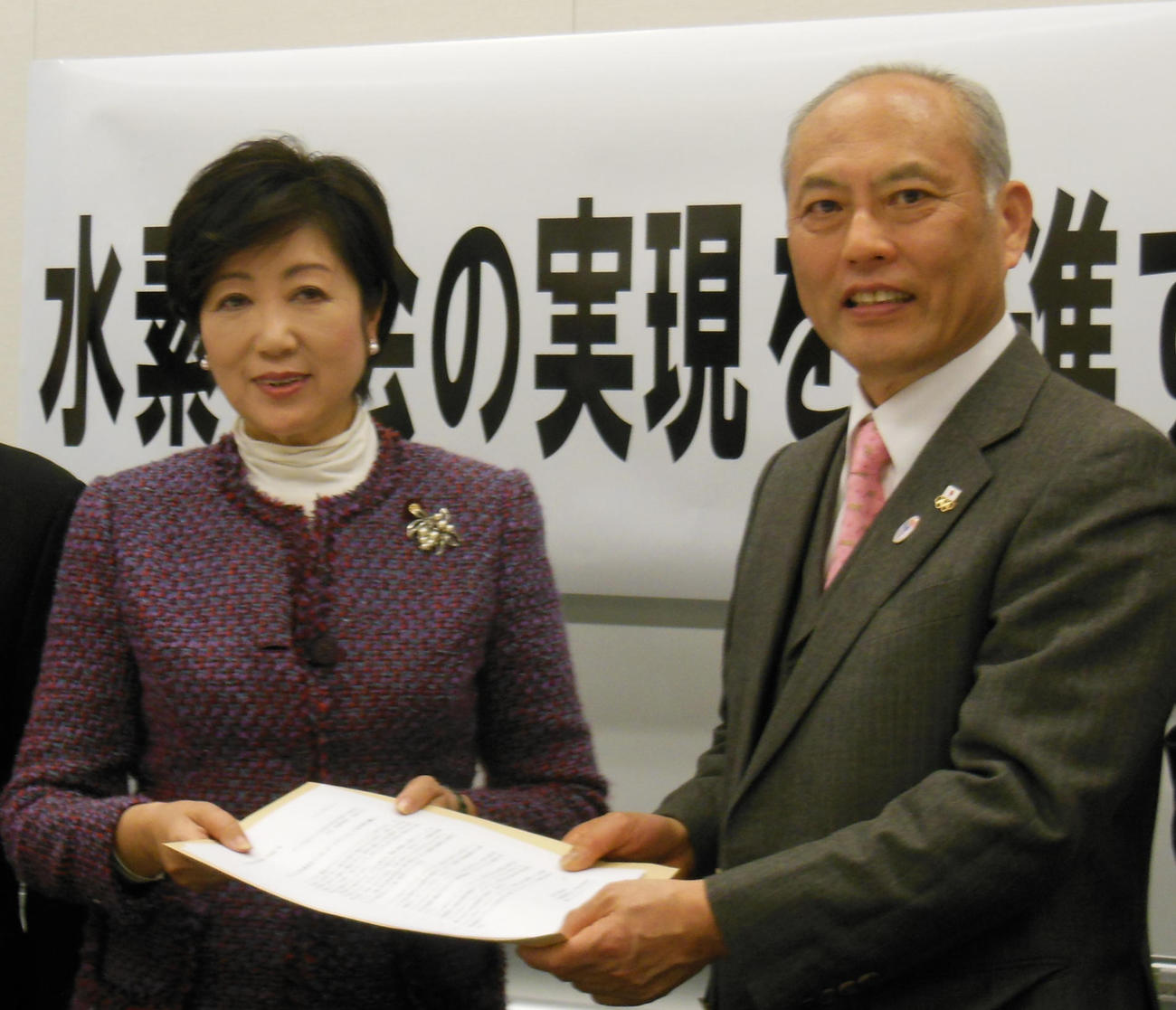 小池百合子氏（左）から要望書を受け取る舛添要一氏（2014年撮影）
