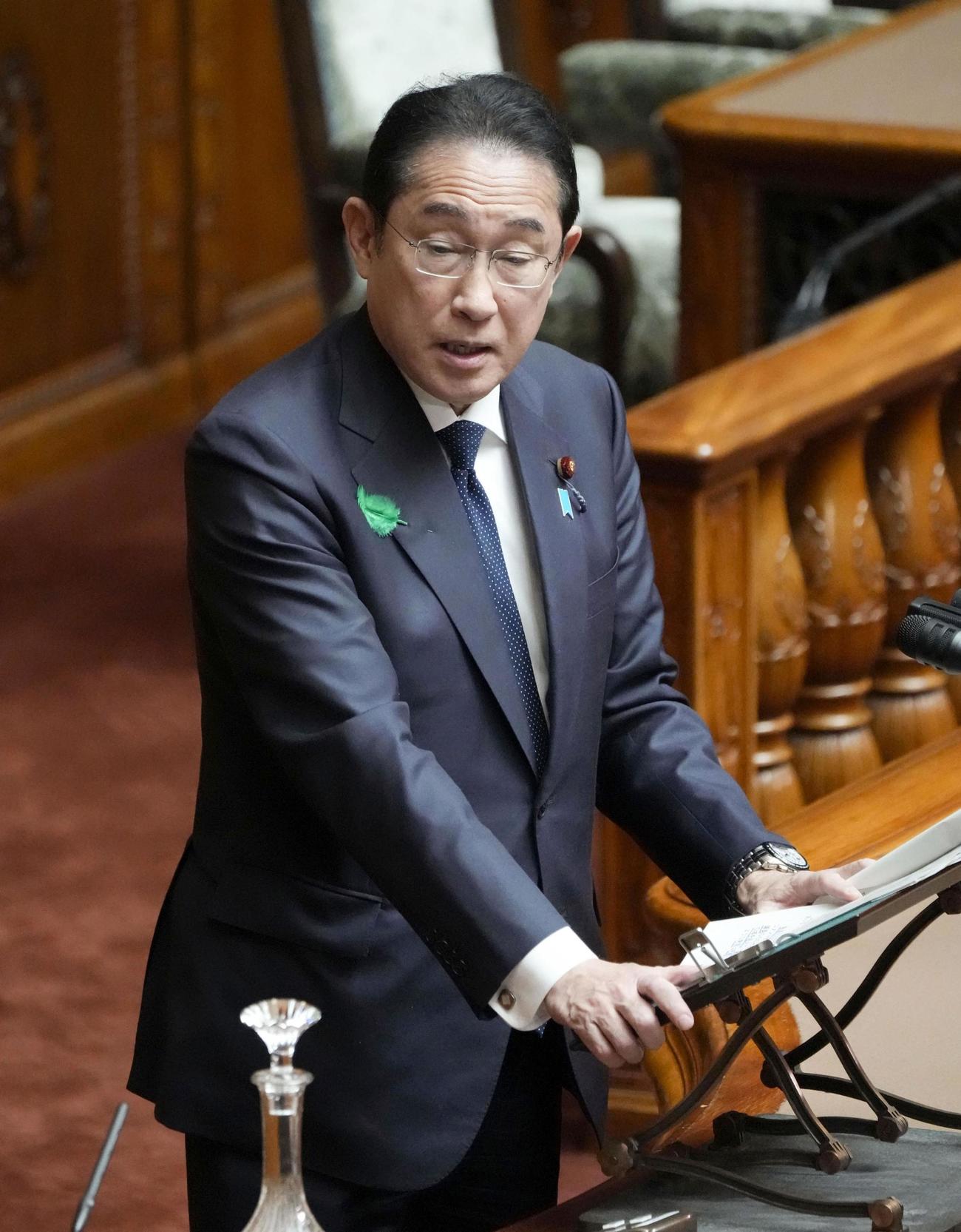 参院本会議で答弁する岸田首相（共同）