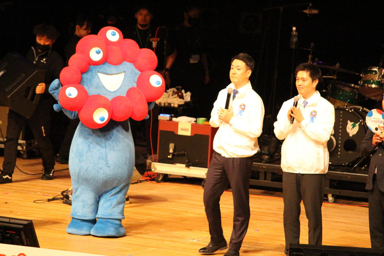 ミャクミャクと、横山市長（中央）、吉村知事