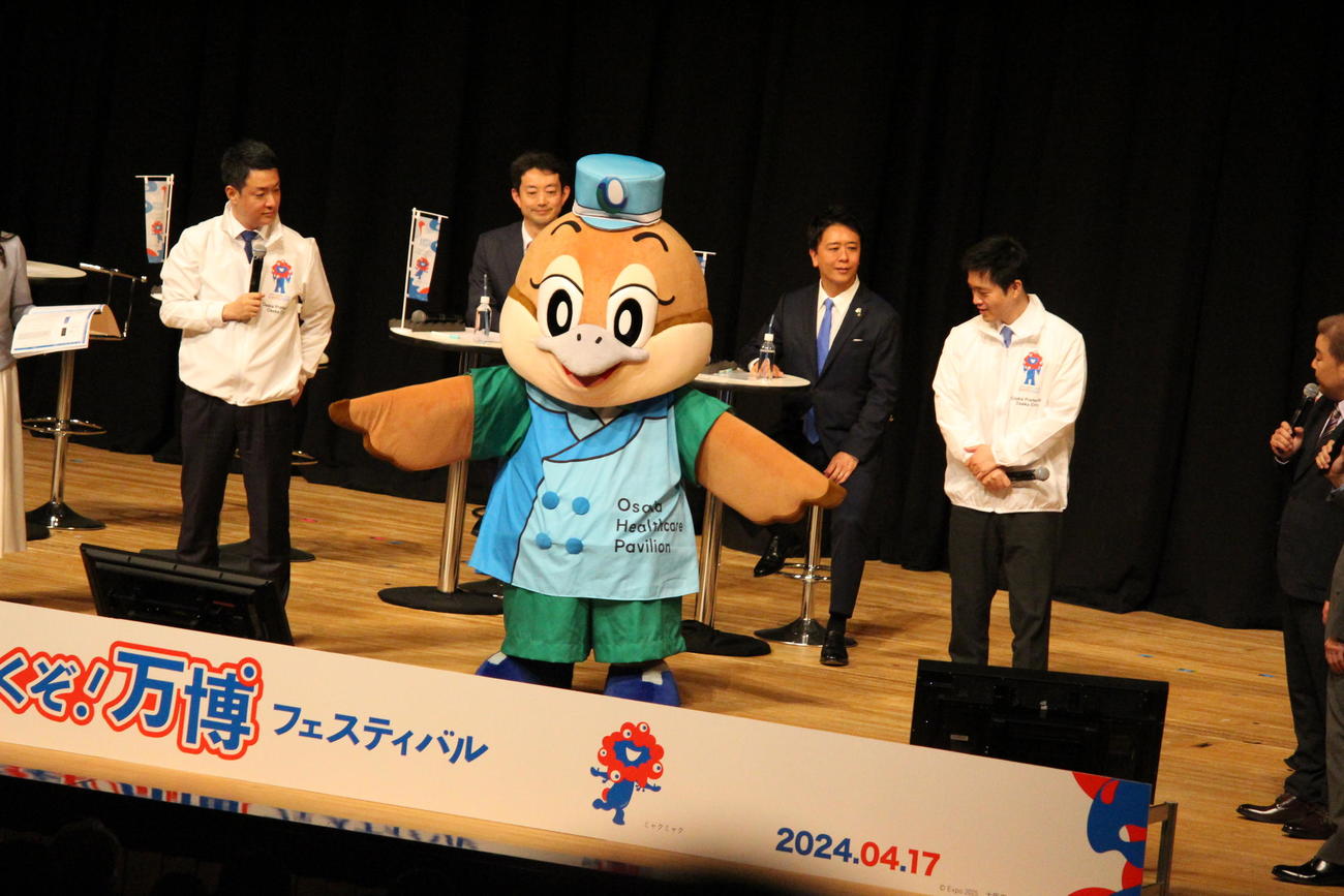 横山市長（左）もずやん、吉村知事
