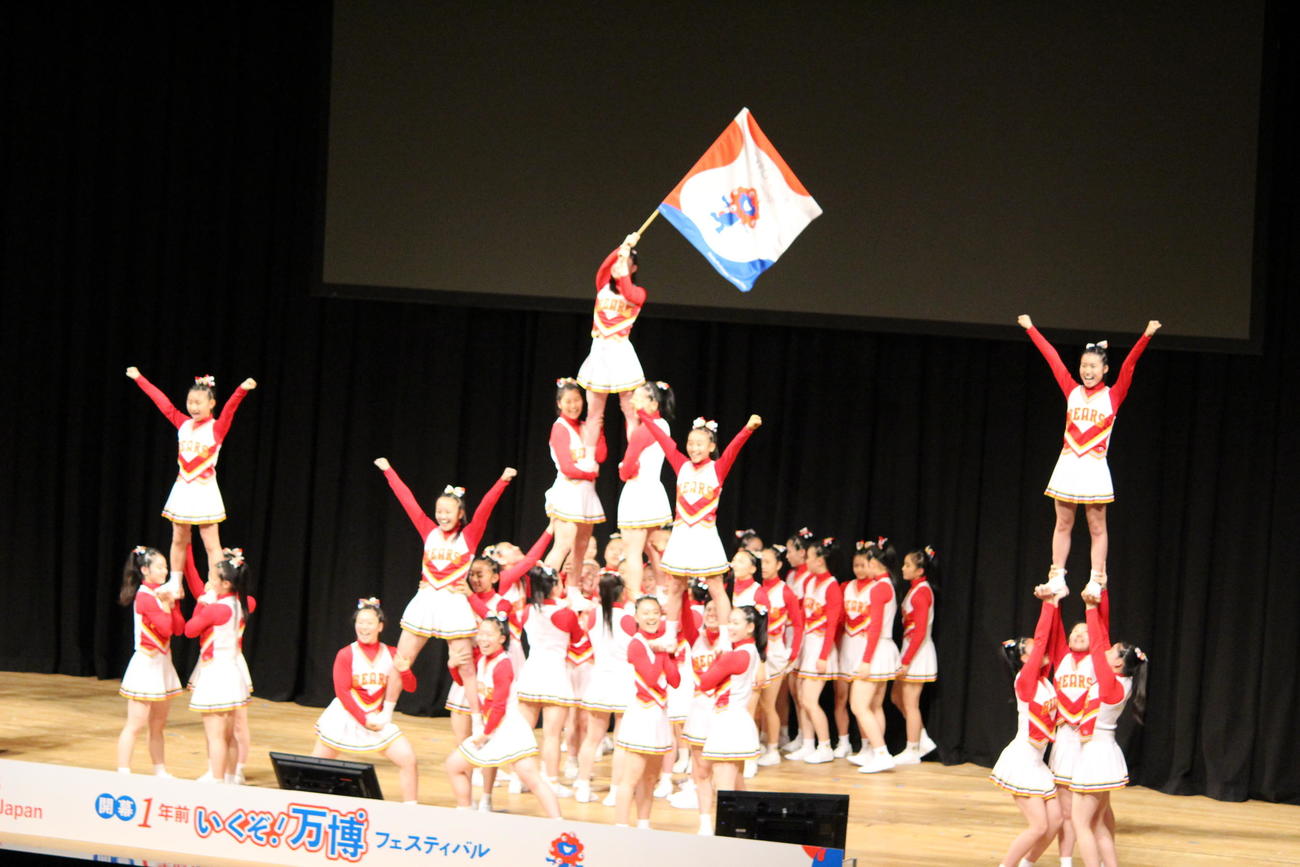 オープニングで登場した箕面自由学園高校・中学のチアリーダー部