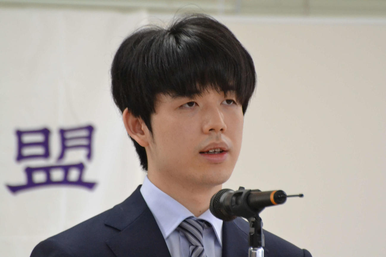 第51回将棋大賞表彰式の最優秀棋士賞を受賞してあいさつする藤井聡太8冠