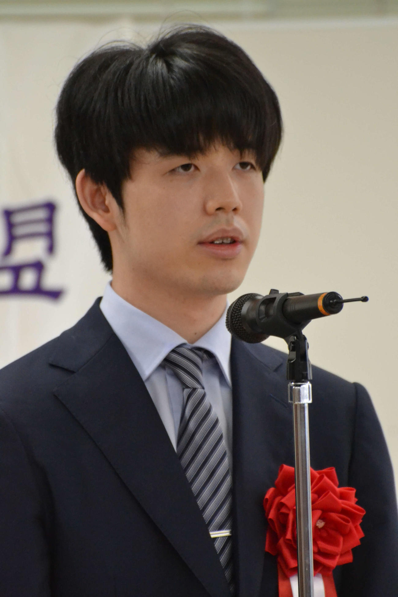 第51回将棋大賞表彰式の最優秀棋士賞を受賞してあいさつする藤井聡太8冠