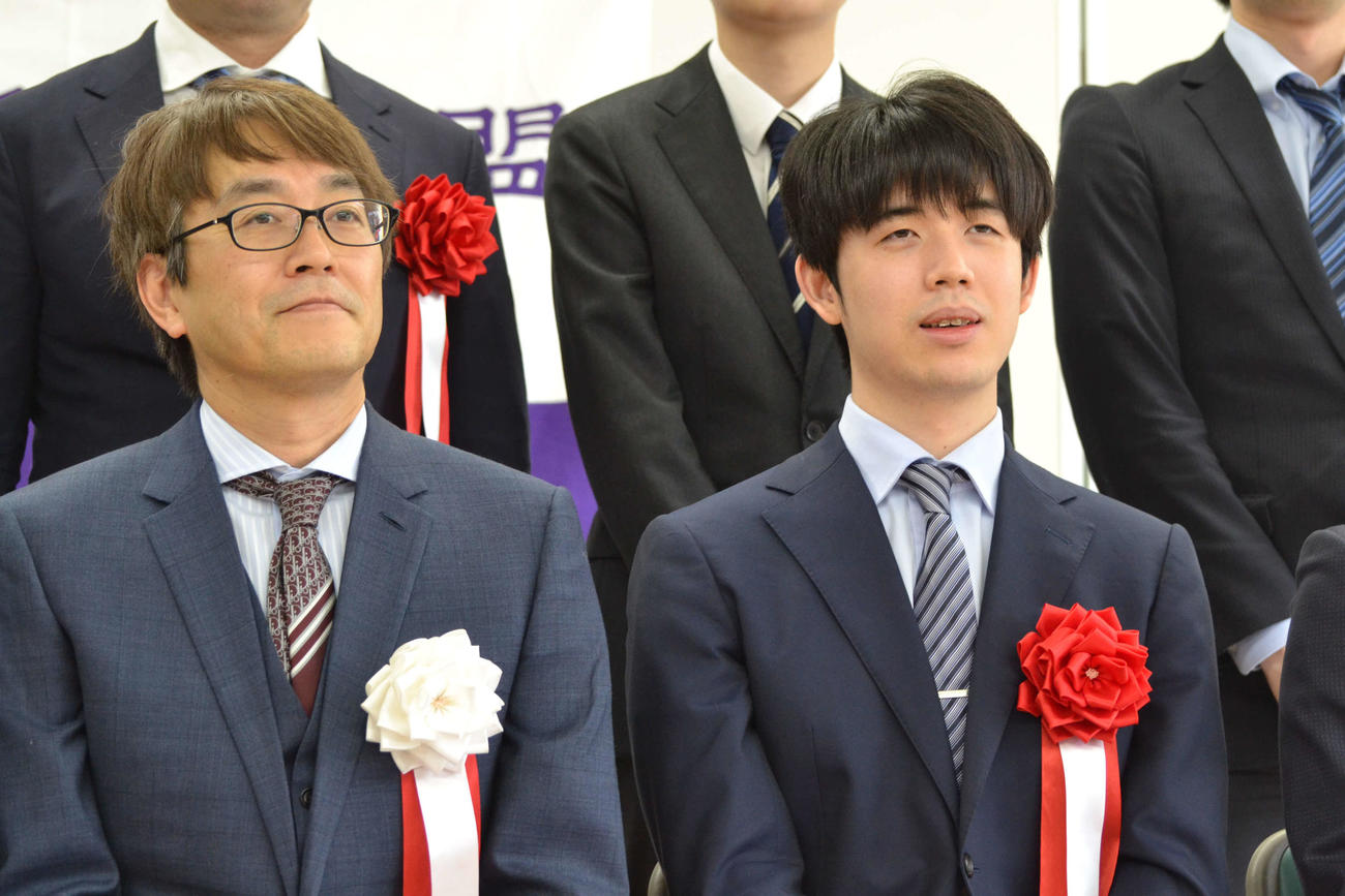 第51回将棋大賞表彰式の最優秀棋士賞を受賞してあいさつする藤井聡太8冠
