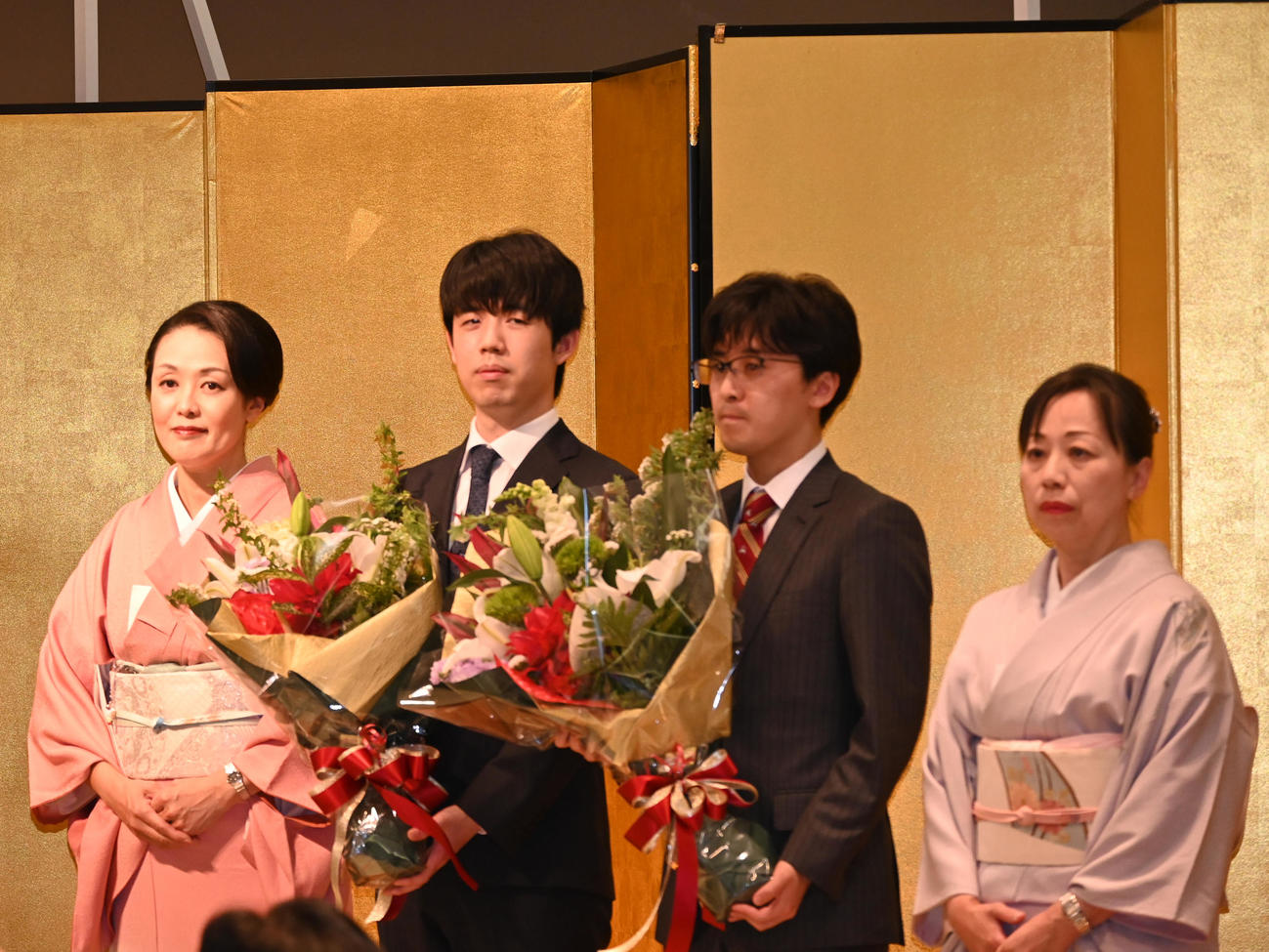 第9期叡王戦5番勝負第2局の前夜祭に出席した藤井叡王（中央左）と伊藤七段（同右）（撮影・松浦隆司）