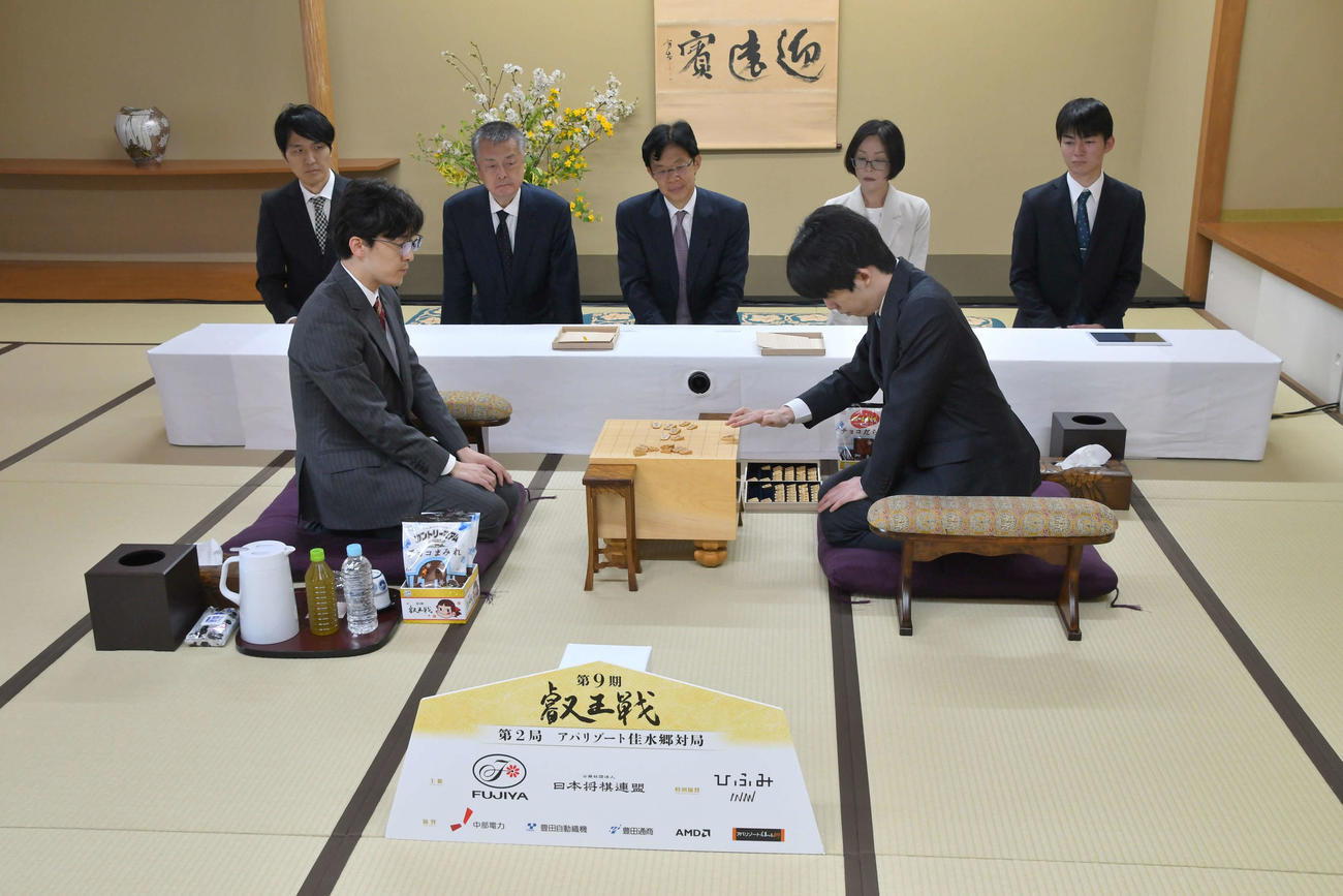 第9期叡王戦5番勝負第2局の前日検分を行った藤井叡王（右）伊藤七段（日本将棋連盟提供）