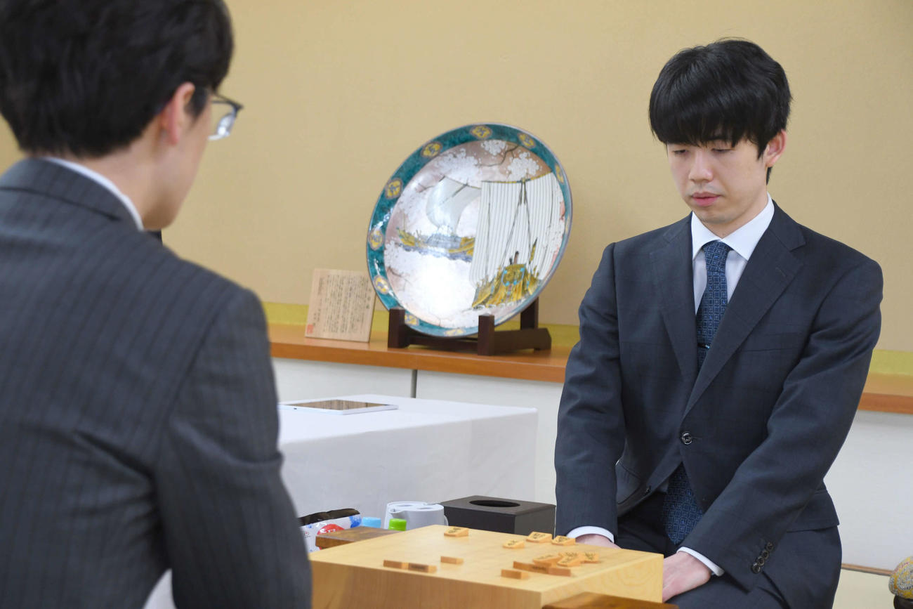 第9期叡王戦5番勝負第2局の前日検分を行った藤井叡王（右）と伊藤七段（日本将棋連盟提供）