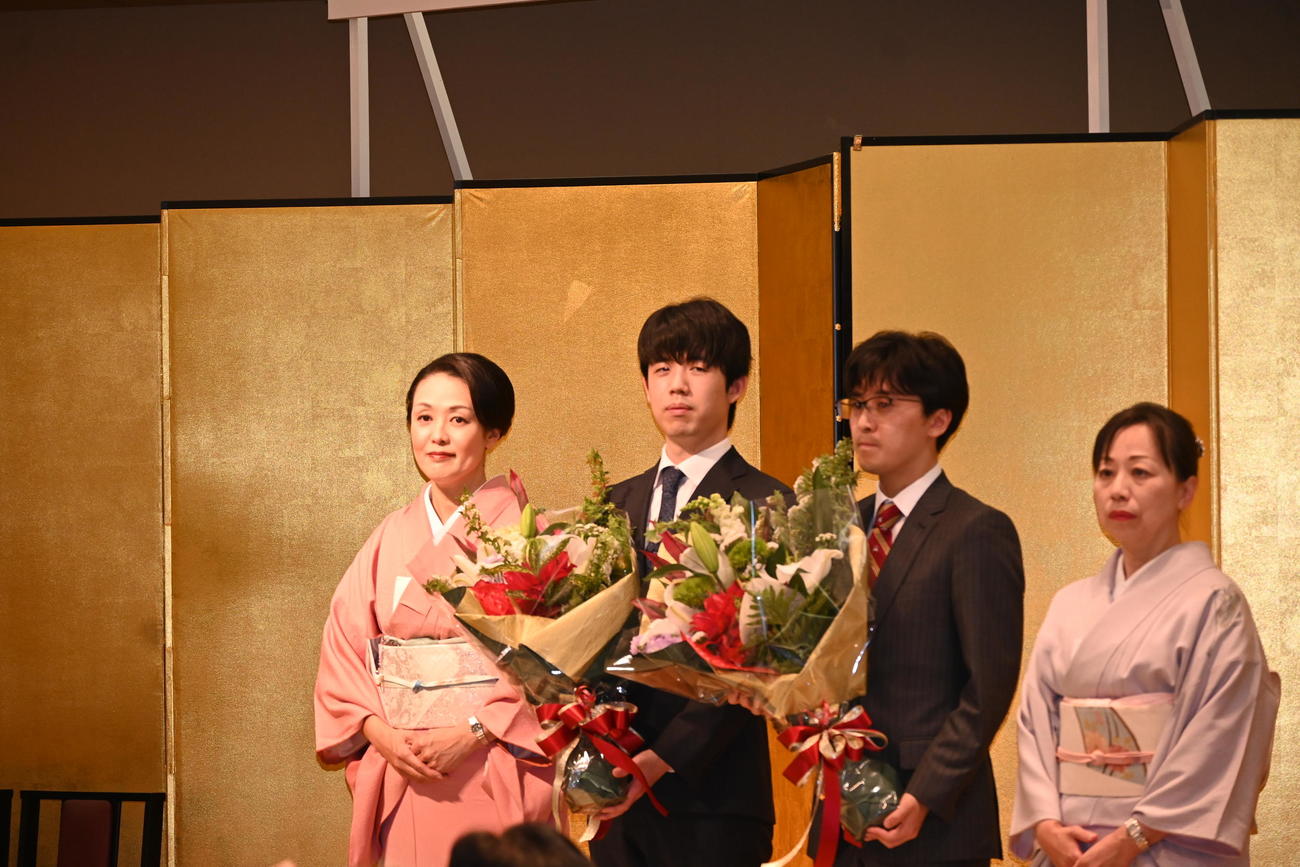 第9期叡王戦5番勝負第2局の前夜祭に出席した藤井聡太叡王（左）伊藤匠（たくみ）七段（撮影・松浦隆司）