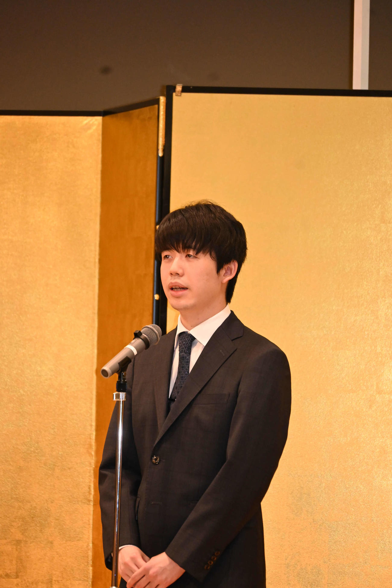 第9期叡王戦5番勝負第2局の前夜祭で決意表明する藤井聡太叡王七段（撮影・松浦隆司）