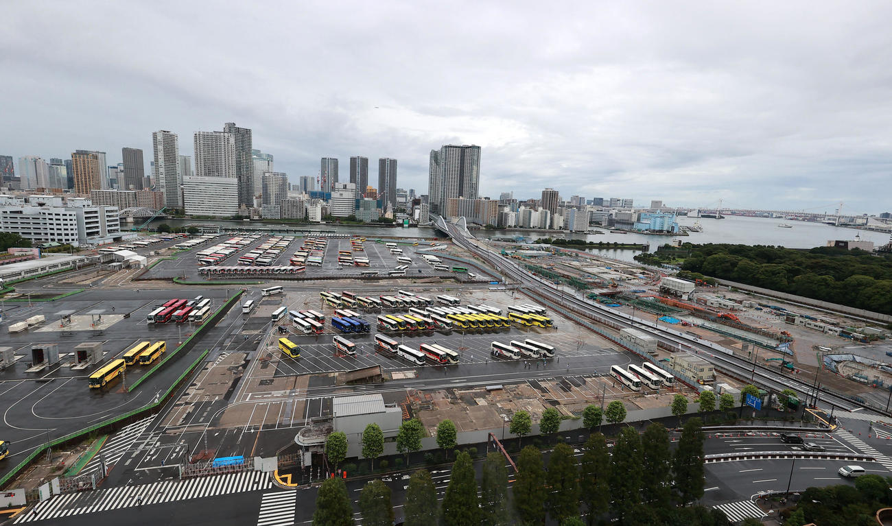21年8月、東京の築地市場跡に設置された東京五輪関連車両の駐車場
