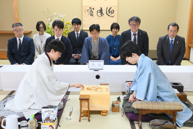 第9期叡王戦5番勝負第2局に臨んだ藤井聡太叡王（右）伊藤匠（たくみ）七段（日本将棋連盟提供）