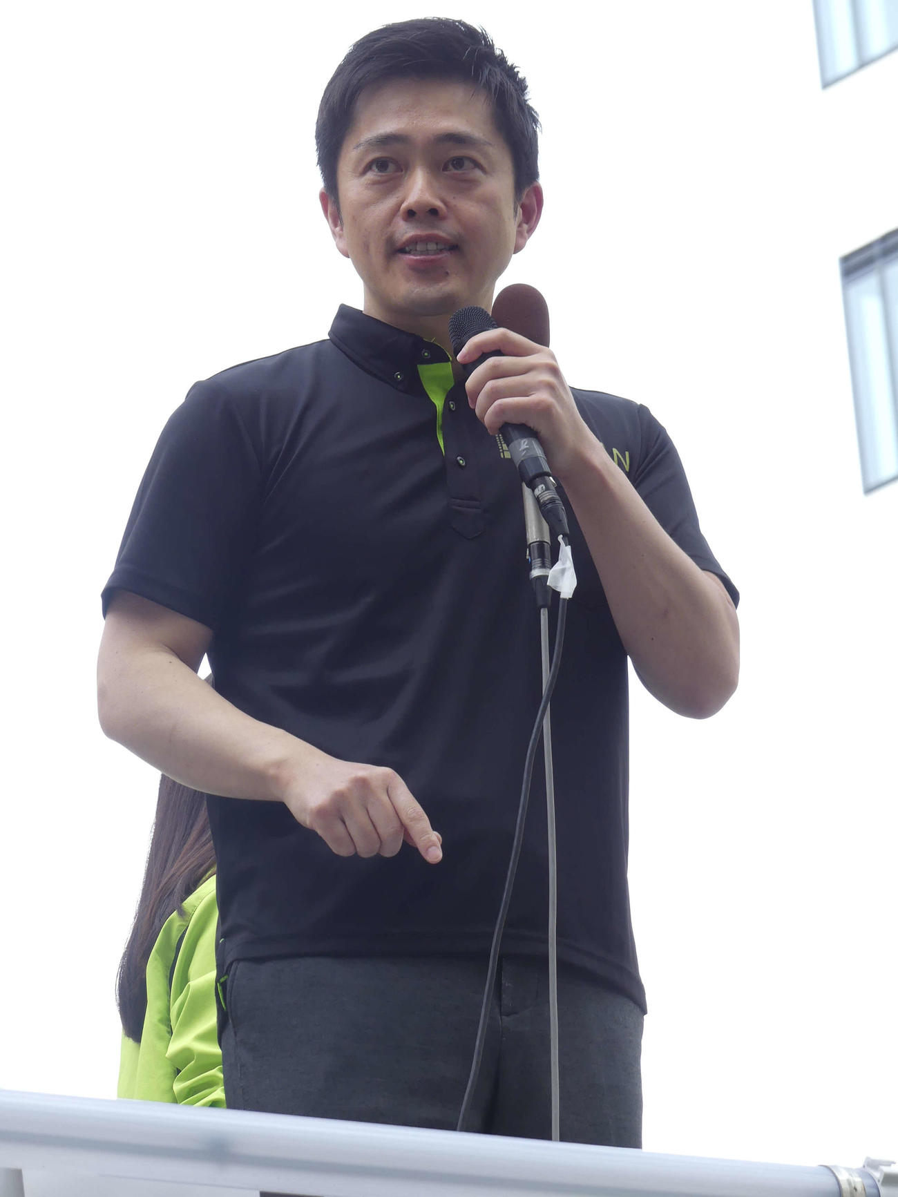 衆院東京15区補選の日本維新の会の候補者の応援に駆けつけた大阪府の吉村洋文知事（撮影・中山知子）
